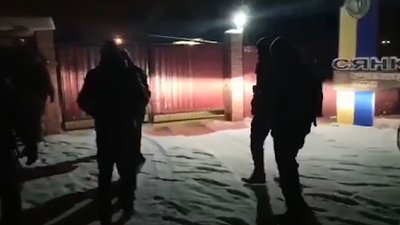 Львівські прикордонники затримали автівку із нелегалами