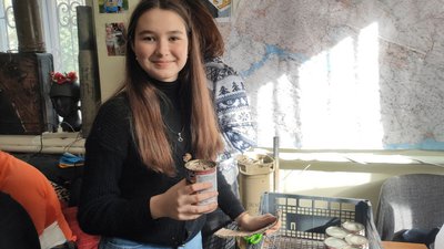 Волонтери на Волині виготовляють окопні свічки для військових Волонтери на Волині виготовляють окопні свічки для військових
