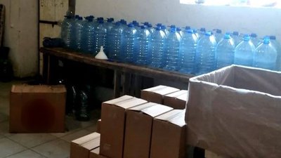 Підпільні цехи та контрафакт на мільйони гривень: на Херсонщині поліцейські викрили злочинну групу Підпільні цехи та контрафакт на мільйони гривень: на Херсонщині поліцейські викрили злочинну групу