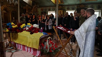 У Сумах поховали військового Андрія Доценка, який загинув під час штурму позицій противника на Донеччині У Сумах поховали військового Андрія Доценка, який загинув під час штурму позицій противника на Донеччині