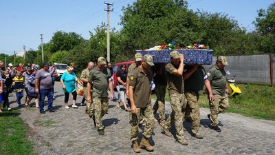 У громадах Кіровоградщини попрощалися з захисниками Віктором Савченком У громадах Кіровоградщини попрощалися з захисниками Віктором Савченком
