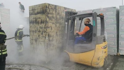 У Миколаєві на території "Епіцентру" сталася пожежа: горів пакувальний матеріал утеплювача У Миколаєві на території "Епіцентру" сталася пожежа: горів пакувальний матеріал утеплювача