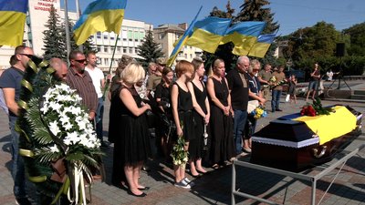 У Рівному попрощалися із загиблим бійцем Андрієм Бондаренком У Рівному попрощалися із загиблим бійцем Андрієм Бондаренком
