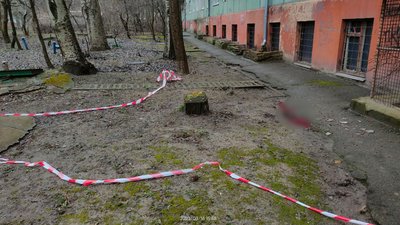 У Запоріжжі жінка випала з балкона третього поверху У Запоріжжі жінка випала з балкона третього поверху