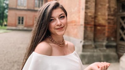Прикарпатка Олександра обстригла своє волосся, щоб допомогти онкохворій дівчині