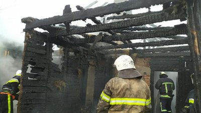На Рівненщині на згарищі знайшли мертвого чоловіка На Рівненщині на згарищі знайшли мертвого чоловіка
