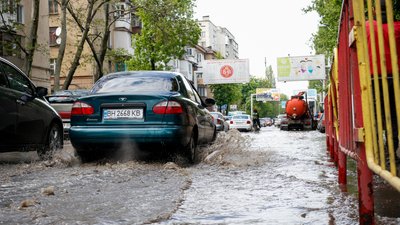 В Одесі злива затопила декілька вулиць: громадський транспорт працює з обмеженнями