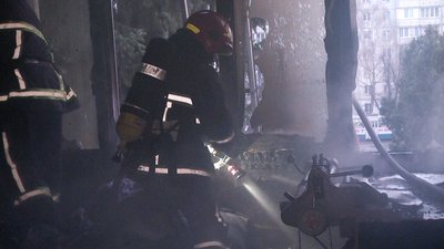 До ліквідації пожежі залучались 23 рятувальники на 5 одиницях пожежно-рятувальної та спеціальної техніки. Фото: ГУ ДСНС у Хмельницькій області