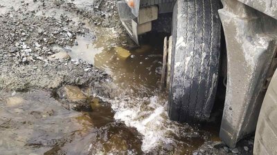 На Житомирщині рятувальники витягнули дві вантажівки, які буксували на бездоріжжі