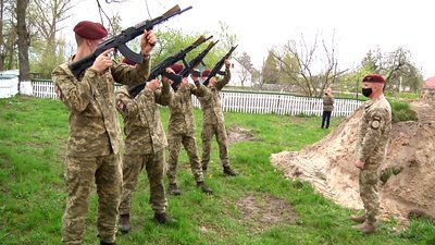 На Житомирщині перепоховали останки 100 воїнів, які загинули в Другій світовій На Житомирщині перепоховали останки 100 воїнів, які загинули в Другій світовій