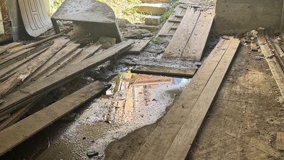 Заливають подвір'я нечистотами: в Ужгороді виник конфлікт через каналізацію