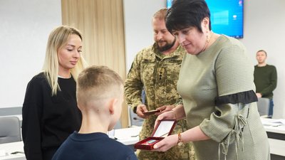 Рідним бійця з Прикарпаття Віктора Чернова передали його посмертну нагороду