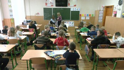 12 тисяч дітей-переселенців відвідують школи Дніпропетровщини. Як подати документи на вступ