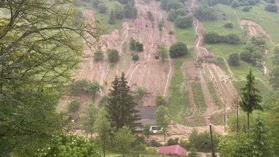 Різке підняття рівнів води та зсуви ґрунту: наслідки негоди на Закарпатті