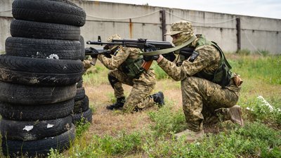 У Дніпрі бійці тероборони пройшли вишкіл: удосконалювали стрільбу та медичну підготовку
