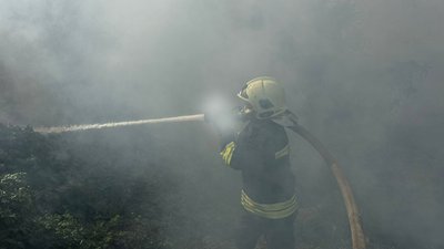 Рятувальник гасить пожежу