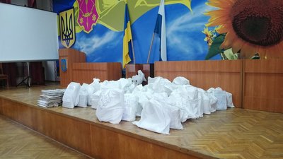 В цих мішках бюлетені з голосування В цих мішках бюлетені з голосування