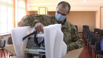 На Донбасі представники МОМ передали прикордонникам медичне обладнання