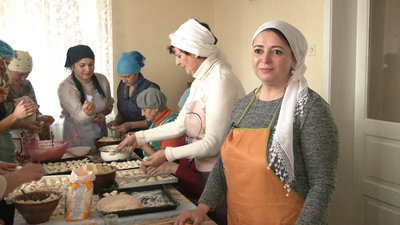 Як волонтери з прикарпатського села Радча готували чергову партію вареників на передову