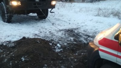 Негода на дорогах: на Луганщині рятувальники відбуксували "швидку" та вантажівку Негода на дорогах: на Луганщині рятувальники відбуксували "швидку" та вантажівку