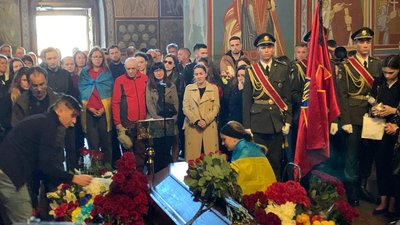 У Києві попрощалися з загиблим журналістом Олександром Маховим У Києві попрощалися з загиблим журналістом Олександром Маховим