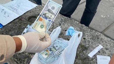 Підозрювана отримала понад 23 тисячі доларів Підозрювана отримала понад 23 тисячі доларів
