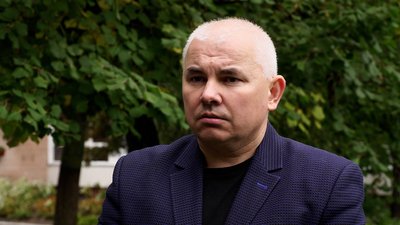 У дворі біля школи посадили клен та сакуру в пам'ять про подружжя Ткаченків, яке загинуло у Чернігові під обстрілом У дворі біля школи посадили клен та сакуру в пам'ять про подружжя Ткаченків, яке загинуло у Чернігові під обстрілом