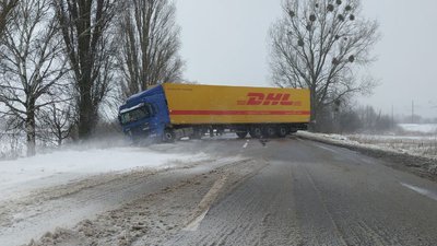 На Волині вантажівка перегородила дорогу. Трасу заблоковано На Волині вантажівка перегородила дорогу. Трасу заблоковано
