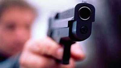 На Прикарпатті серед білого дня обстріляли авто з агітками