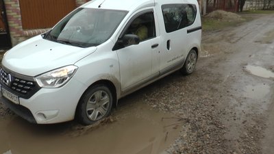 "Вулицею Танкістів можна їхати лише танком". Франківці скаржаться на стан дороги у дворі "Вулицею Танкістів можна їхати лише танком". Франківці скаржаться на стан дороги у дворі