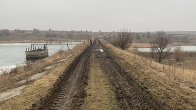 Врятувати рибу та поля: на Донеччині водолази намагаються припинити скид води зі ставу Врятувати рибу та поля: на Донеччині водолази намагаються припинити скид води зі ставу