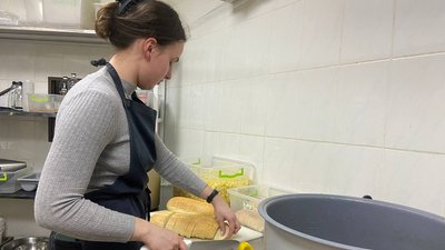 У Полтаві працівники харківського ресторану безплатно годують переселенців У Полтаві працівники харківського ресторану безплатно годують переселенців