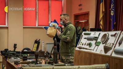 У Києві рятувальники та правоохоронці навчають школярів мінної безпеки У Києві рятувальники та правоохоронці навчають школярів мінної безпеки