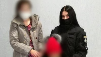 Херсонські поліцейські допомогли жінці з 6-річною дитиною, яких вигнав з дому чоловік