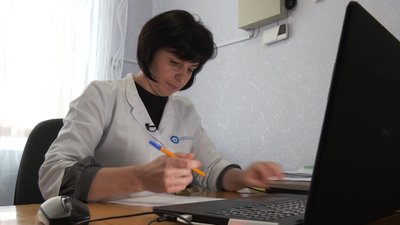 Перша в Україні вакцинувала людину від коронавірусу. Медсестра з Черкас Наталія завірюха Перша в Україні вакцинувала людину від коронавірусу. Медсестра з Черкас Наталія завірюха