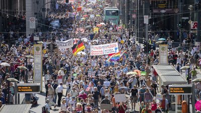 Багатотисячний протест у Берліні: вийшли противники та прихильники карантину Багатотисячний протест у Берліні: вийшли противники та прихильники карантину