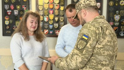 Вручення державної нагороди батькам загиблого прикордонника Олександра Сауляка