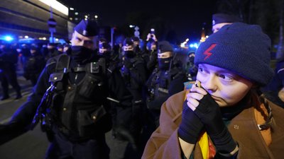 У Польщі на протест у Варшаві через рішення Конституційного суду вийшли до 100 тисяч людей У Польщі на протест у Варшаві через рішення Конституційного суду вийшли до 100 тисяч людей