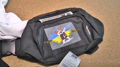 Зображення і написи, за словами Андрія Аксюзова, наносять не лише на одяг, а також на головні убори, сумки та чашки. Зображення і написи, за словами Андрія Аксюзова, наносять не лише на одяг, а також на головні убори, сумки та чашки.