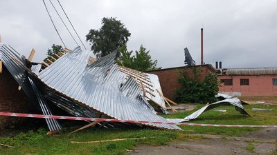 У Чуднові на Житомирщині вітер зірвав дах Будинку культури, де діти святкували випускний У Чуднові на Житомирщині вітер зірвав дах Будинку культури, де діти святкували випускний