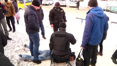 В центрі Житомира чоловік кидався на людей з ножем В центрі Житомира чоловік кидався на людей з ножем