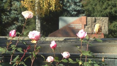 У Вінниці почали демонтувати частину Меморіалу Слави У Вінниці почали демонтувати частину Меморіалу Слави