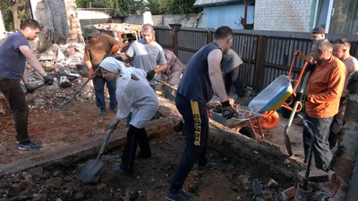 У Чернігові волонтери допомагають жителям Бобровиці відновлювати зруйновані будинки