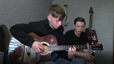 Писав пісні на уроках. Якими були шкільні роки та юність фронтмена гурту "Kalush Orchestra" Олега Псюка Писав пісні на уроках. Якими були шкільні роки та юність фронтмена гурту "Kalush Orchestra" Олега Псюка
