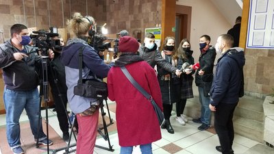 Проти локдауну на вихідні: у Рівному підприємці прийшли під міську раду Проти локдауну на вихідні: у Рівному підприємці прийшли під міську раду