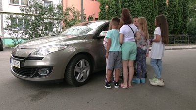 "Ми хочемо, щоб Україна виграла": у Рівному діти облаштували блокпост та збирають гроші на генератор "Ми хочемо, щоб Україна виграла": у Рівному діти облаштували блокпост та збирають гроші на генератор