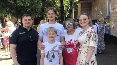 У вишиванках та з прапорами: у Черкасах випускники подякували ЗСУ У вишиванках та з прапорами: у Черкасах випускники подякували ЗСУ