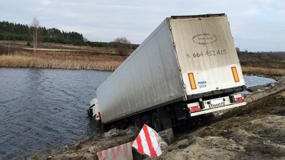 Рятувальники Житомирщини 8 годин діставали з озера вантажівку