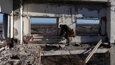 Військовий на зруйнованій будівлі заводу в Авдіївці