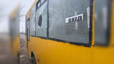 Пошкоджений обстрілом пасажирський автобус у Краматорську Донецька область